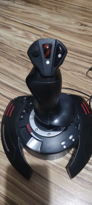 Joystick thrustmaster t flight stick x