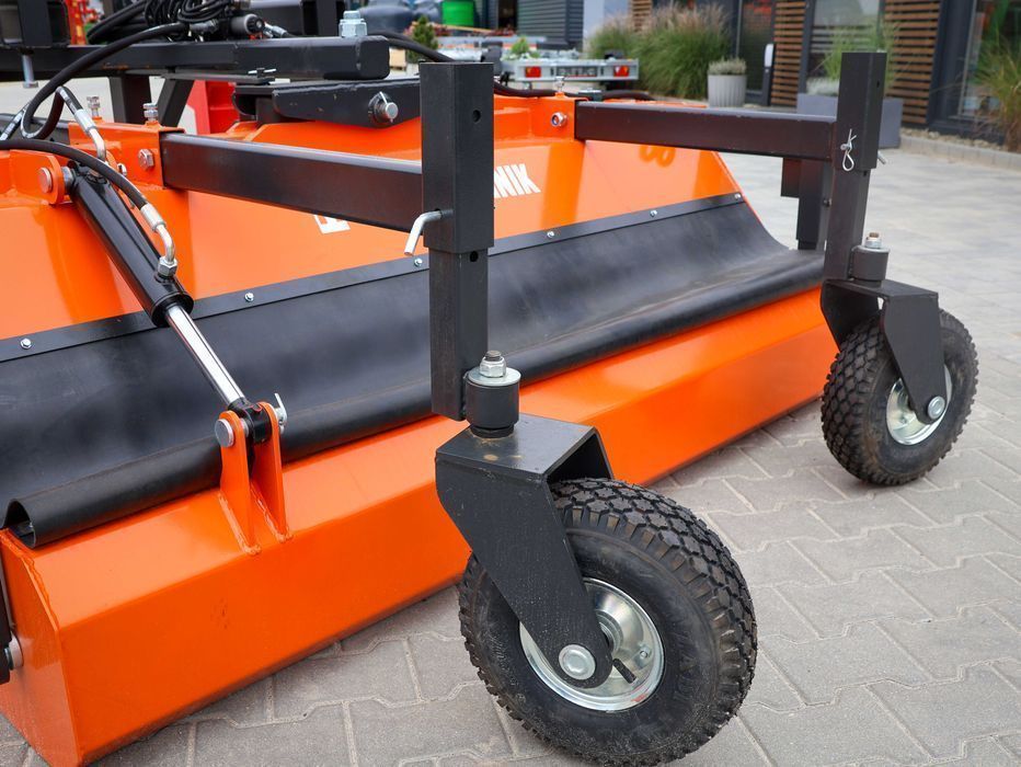 Zamiatarka Metal-Technik do traktora ciągnika kostki drogowa komunalna
