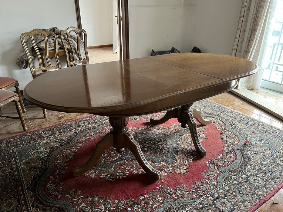 Mesa oval extensivel em madeira