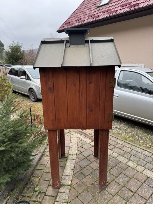 Wędzarnia drewniana - solidna na nogach - eleganckim daszkiem