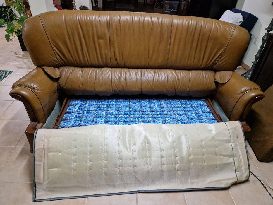 Conjunto de sofá cama mais 2 individuais, em pele genuína