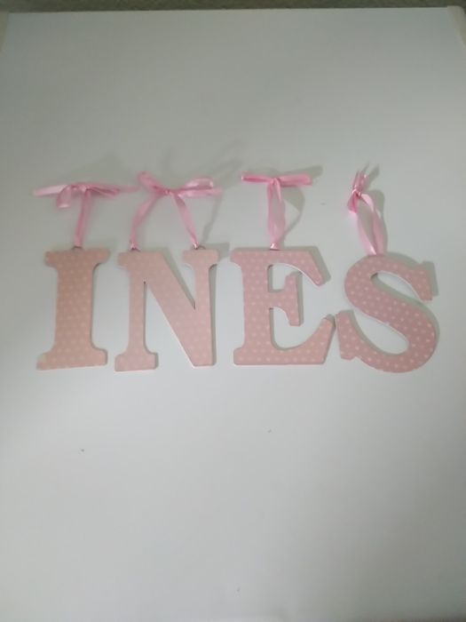 Nome Inês para colocar na parede laço de fita rosa