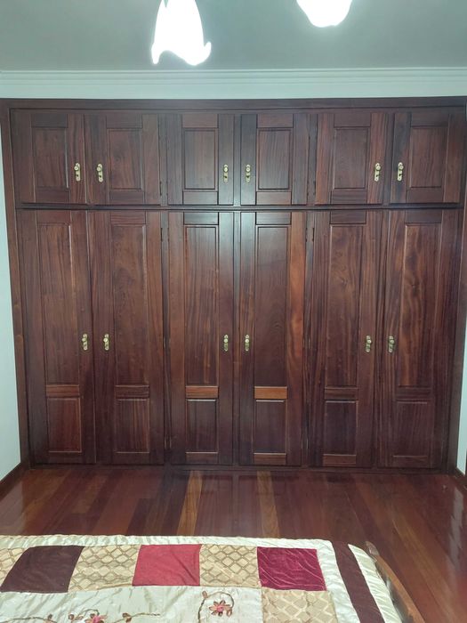 Frente dum armário em madeira maciça a colocar entre paredes