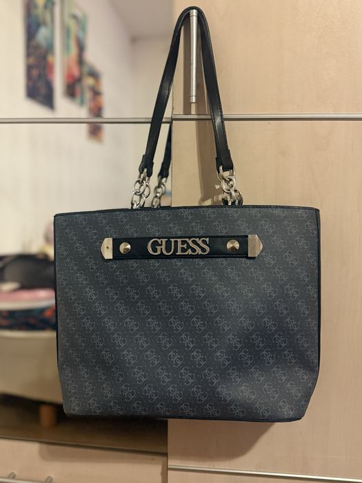 Продам  гарну та простору сумочку Guess