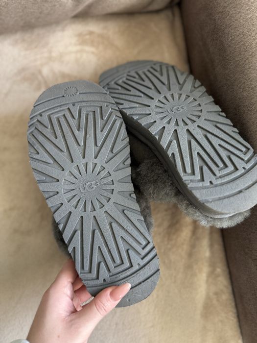 Сірі уги від UGG
