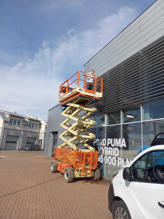 Mycia okien i przeszkleń w Biurach  na wysokości do 16 metrów