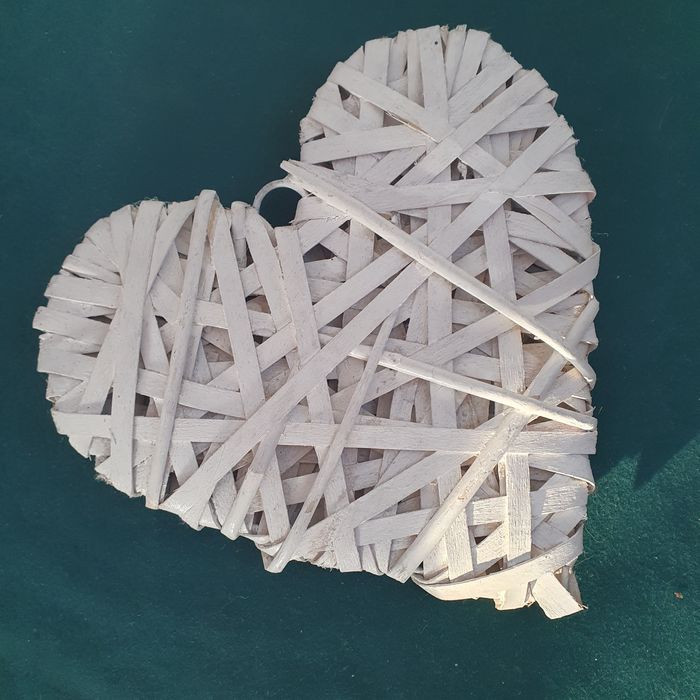 Białe,płaskie serce z wikliny