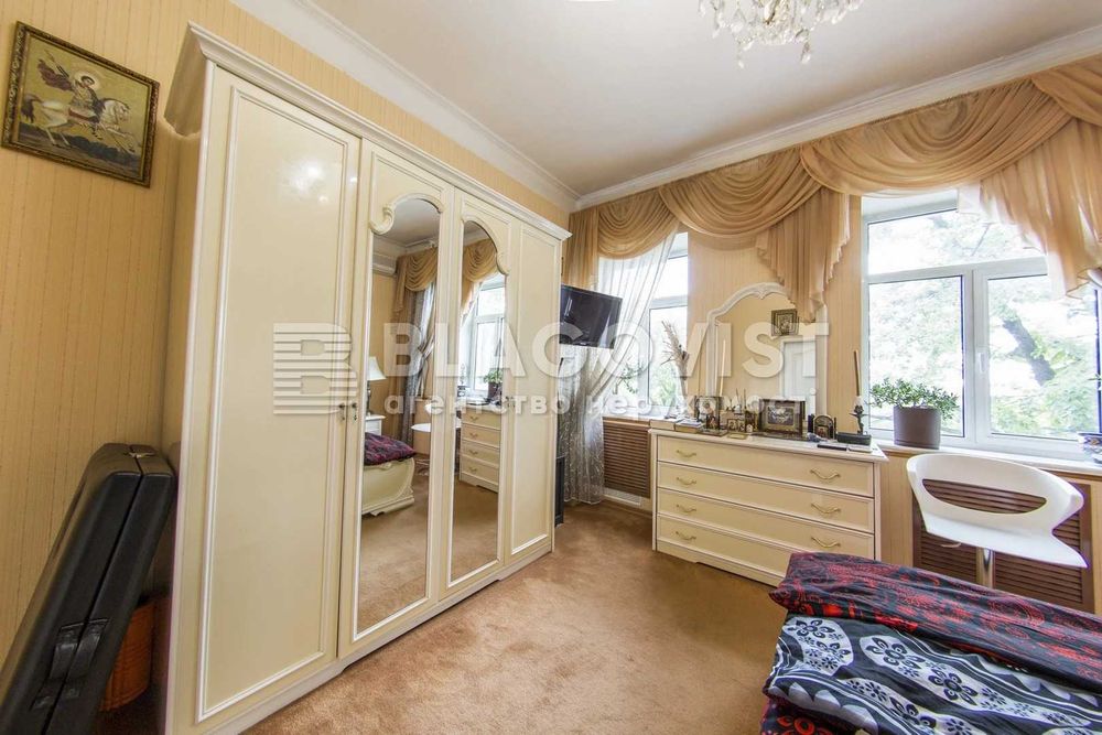 Кирилівська  109б Сталінка 3-кімнатна з ремонтом з видом на парк