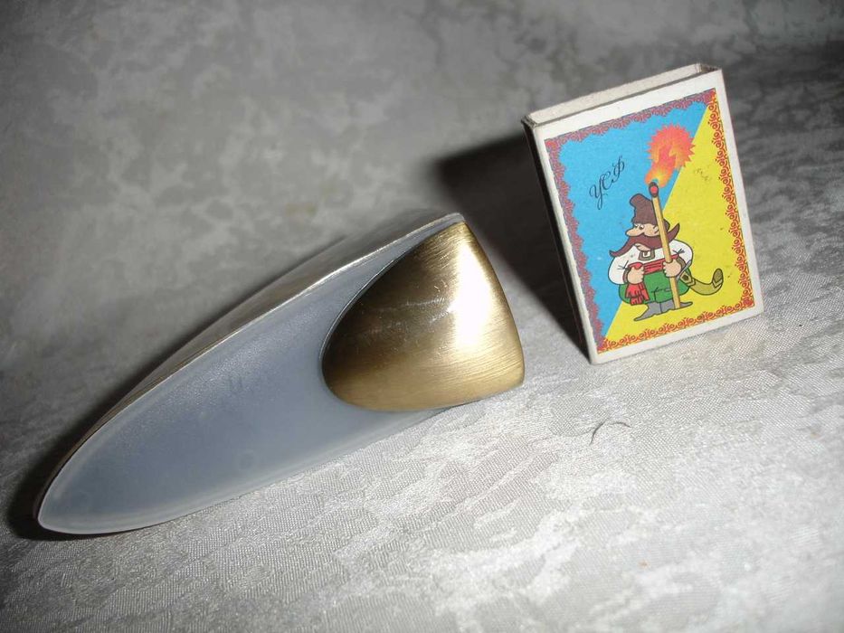 Для ПОЛИЦІ - тримач ПЕЛІКАН 100 х 70 х 38 мм. НОВИЙ. Під бронзу.