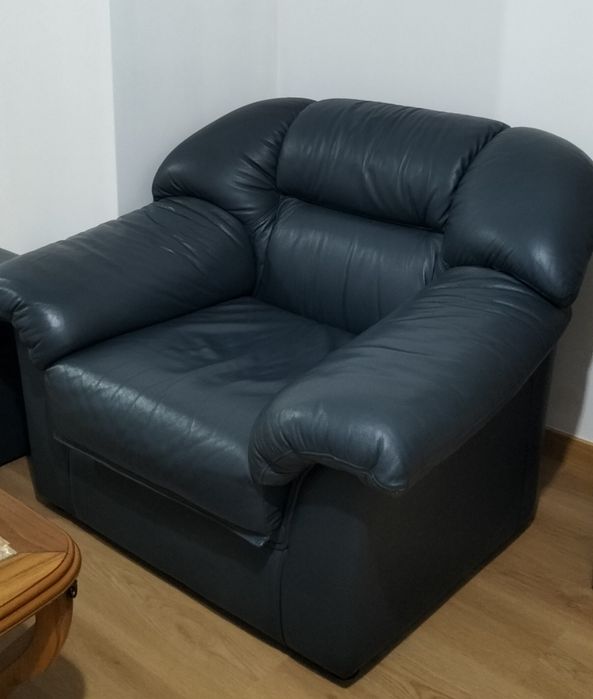 Conjunto de Sala em Pele: Sofá Cama + 2 Sofás + Pufe + Mesa Centro