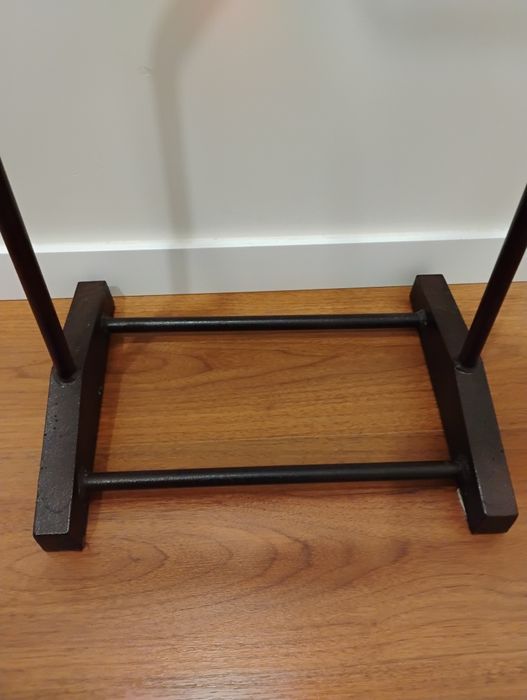 Cabide de pé em madeira e ferro