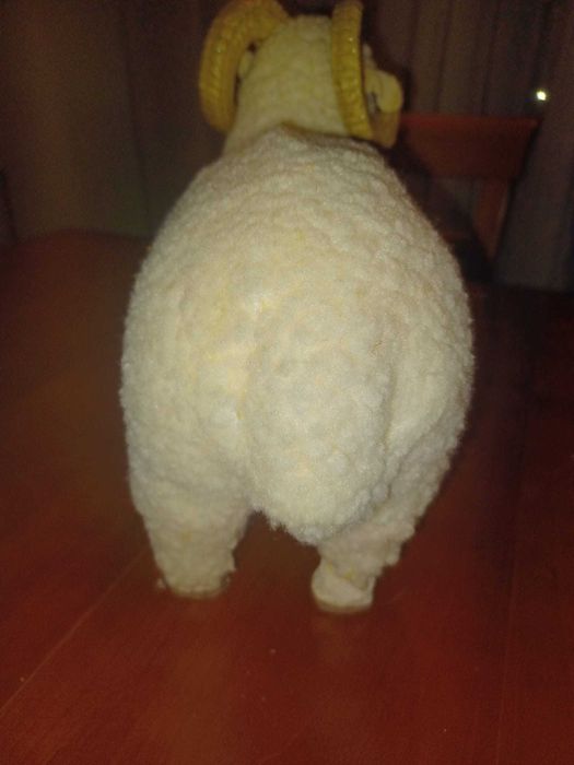 Carneiro em pelo decorativo