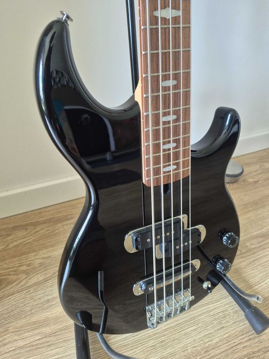 Gitara basowa 5-strunowa YAMAHA (model BB425) - stan idealny + DODATKI