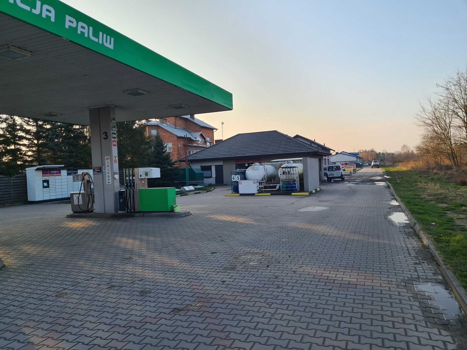 Stacja paliw z Paczkomatem i wypożyczalnią przyczep