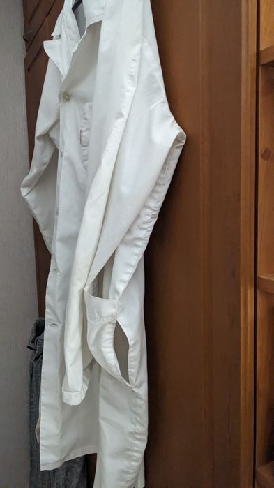 Віддам медичні чоловічі халати