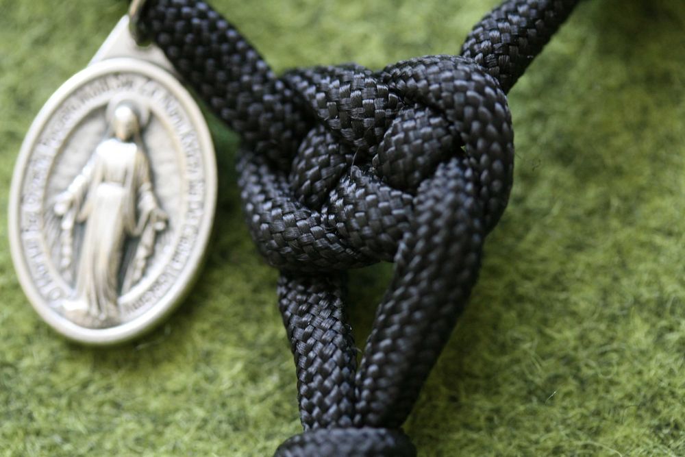 różaniec wojownika czarny paracord 8