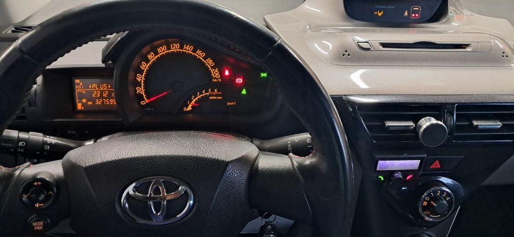 Toyota IQ 1.4 diesel D4D 2011 Rok zamiana