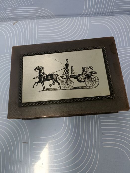 Ładna metalowa szkatułka