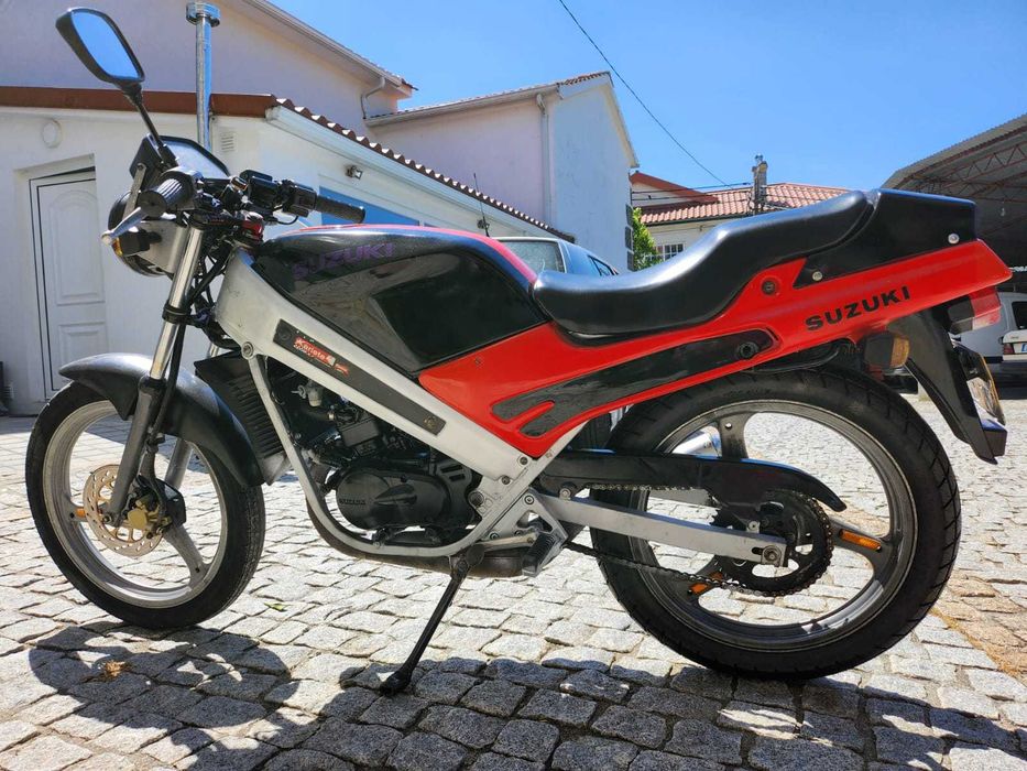 Motorizada Suzuki em ótimas condições