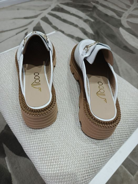 Sprzedam skórzane klapki Modo