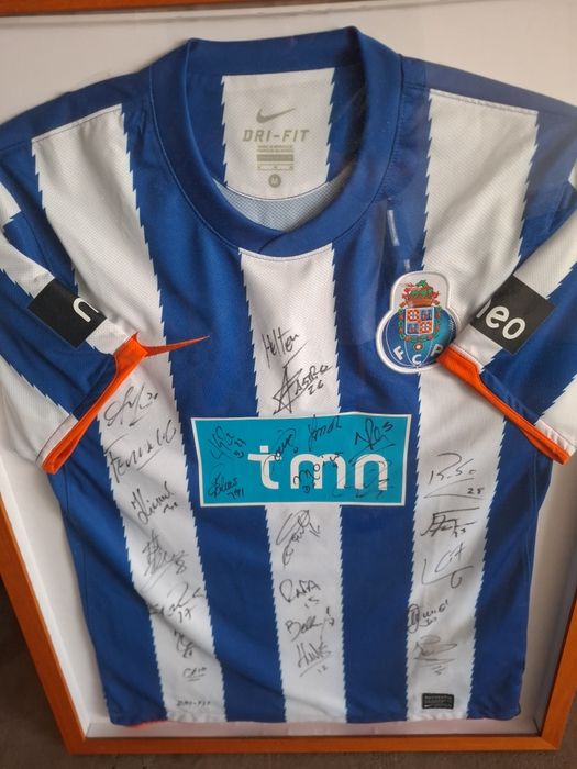 Camisola do F.C. Porto época 2010/2011 oficial autografada pelo plantel. Época de ouro do Porto. Oferecida pelo vice-presidente do Porto.