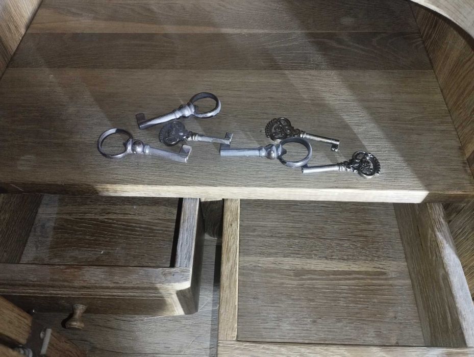 Komoda ładnie rzeźbiona 50x90x220