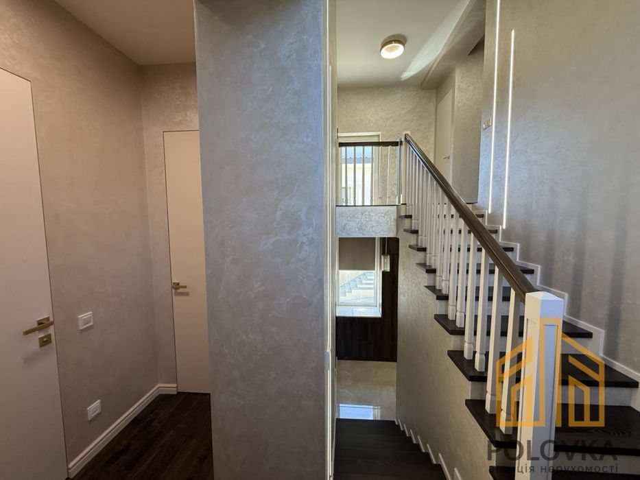 БЕЗ КОМІСІЇ Продаж 3-кімнатного таунхаусу з гаражем у центрі міста