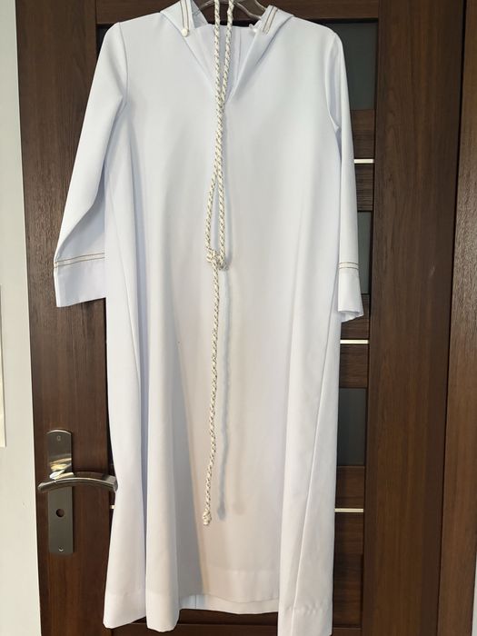 Alba komunijna chłopięca – użyta 1 raz – dł. 100–105 cm