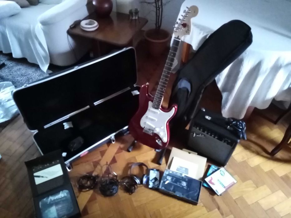 Fender Squier Stratocastar COM ACESSORIOS