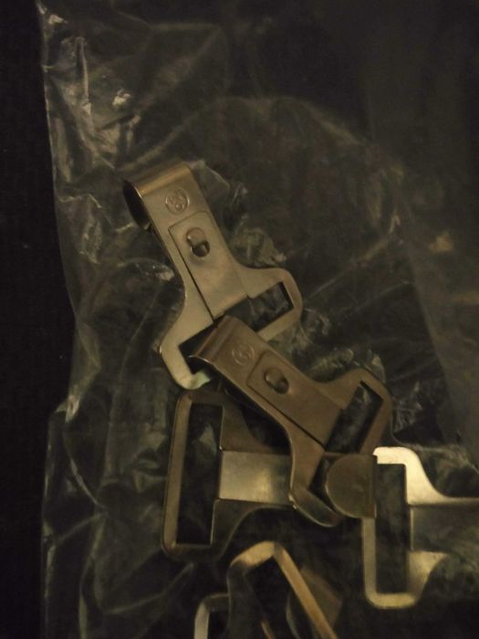 Mosquetões metálicos com presilha