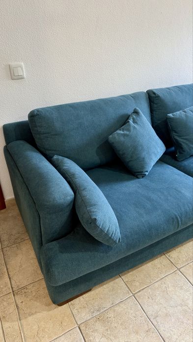 Sofá 3 lugares azul com almofada