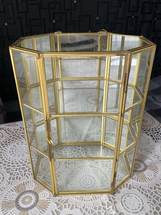 Витрина. Витраж. Комод. Шкатулка.