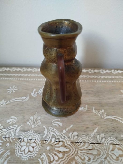 Antigo e curioso Jarro miniatura, latão maciço