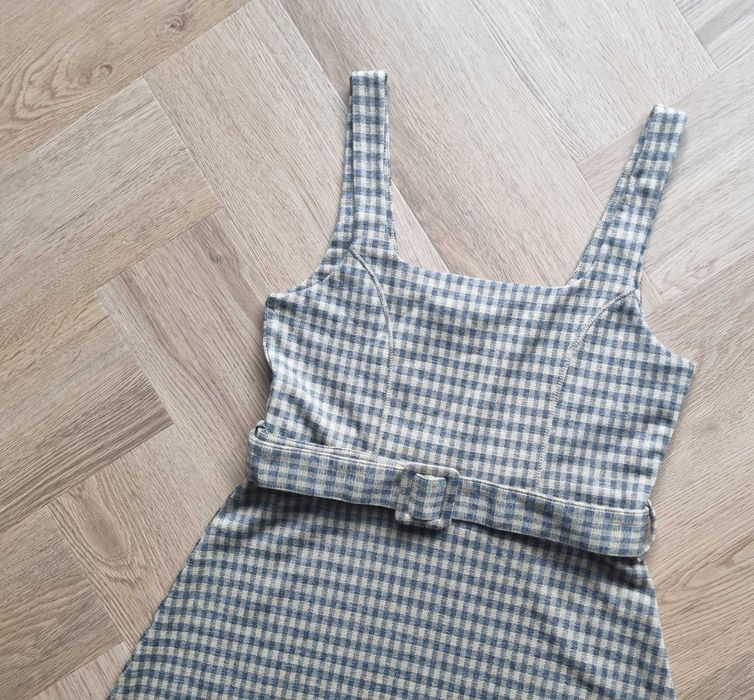 Krótka sukienka mini rozkloszowana w kratkę z paskiem dzianinowa