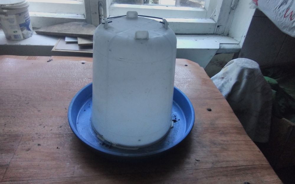 Продаю поїлки для курчат та годівницю для курей