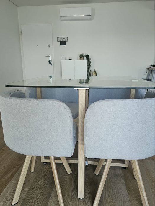 Mesa de jantar com cadeiras