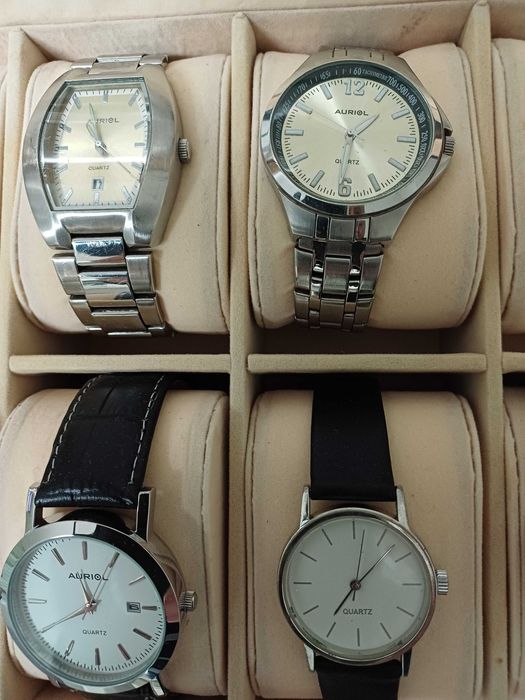 Caixa com 11 relógios
