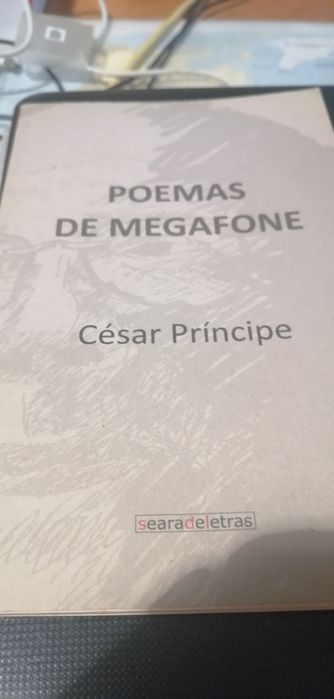 Livro " Poemas de Megafone"