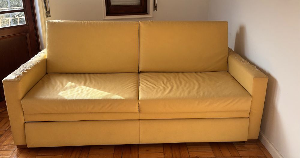Sofá-cama amarelo
