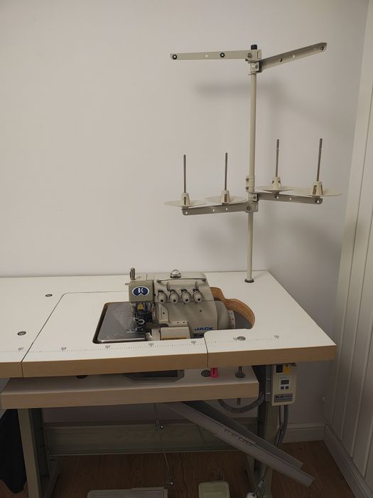Overlock przemysłowy Jack z oryginalnym stołem