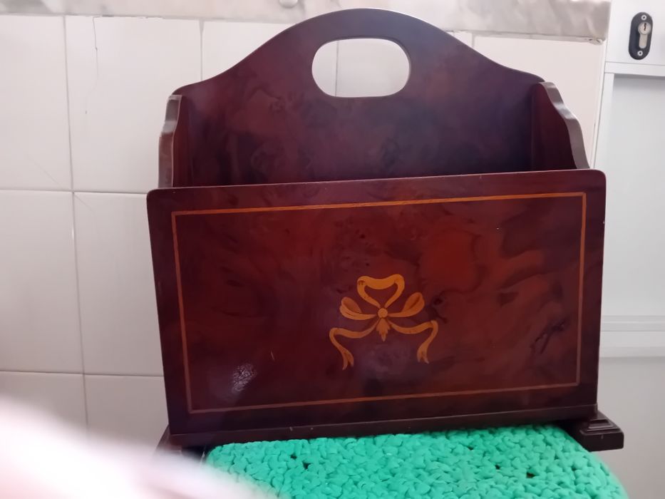 Porta revistas em madeira