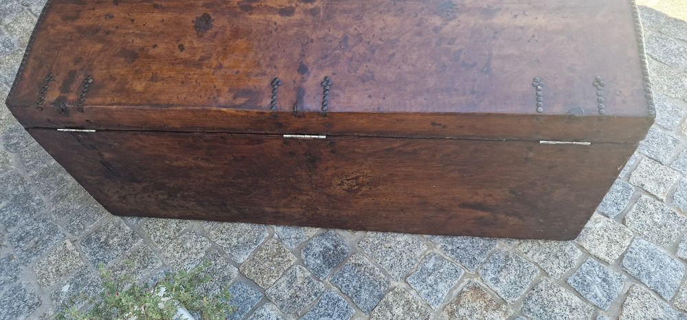 Baú  ou arca couro muito antiga restaurada.