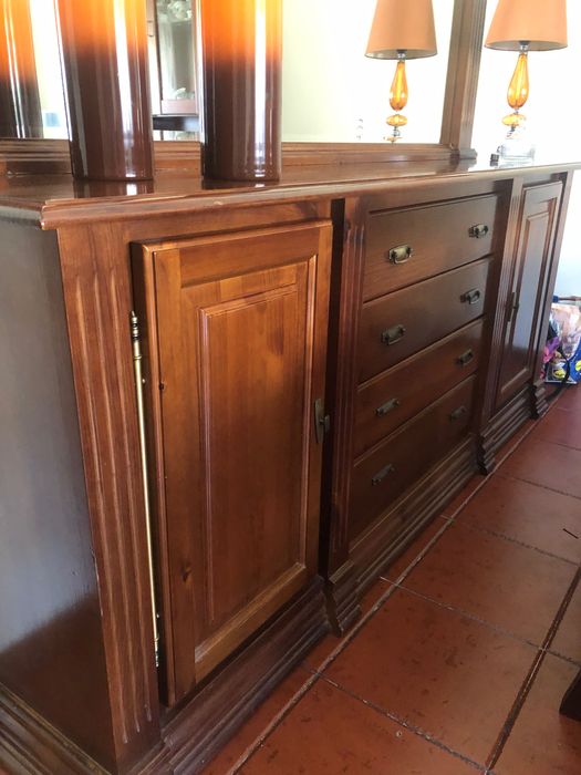 Aparadores e mesa de jantar em bom estado