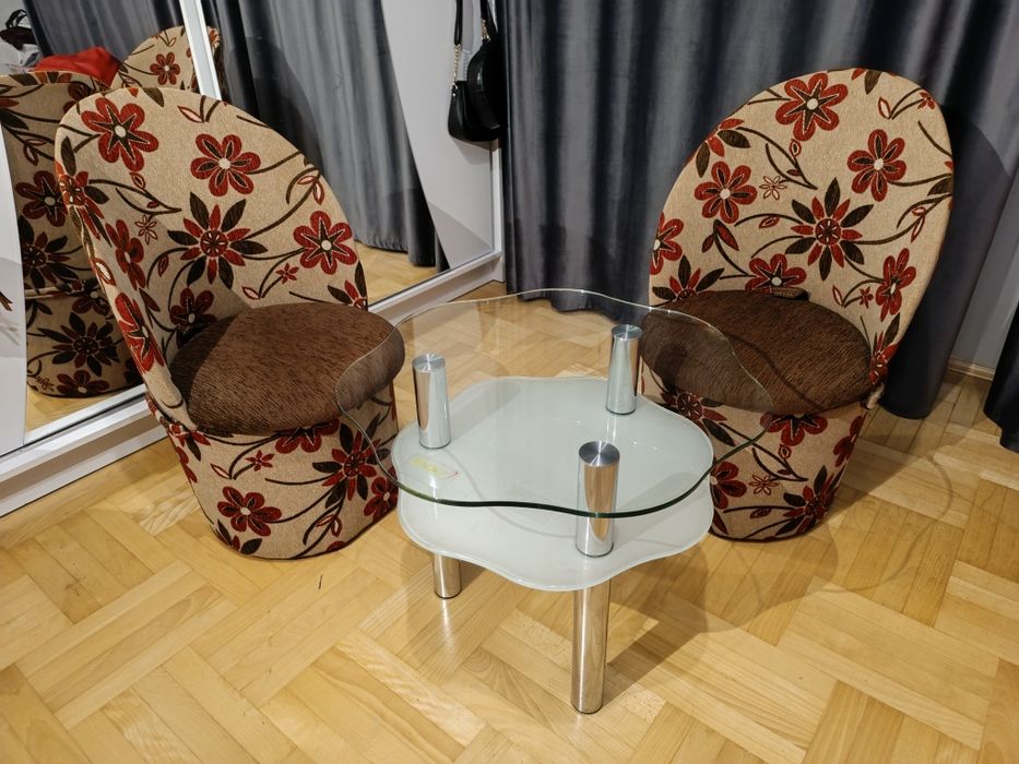 2 fotele / pufy + stolik kawowy – komplet lub osobno | dobry stan