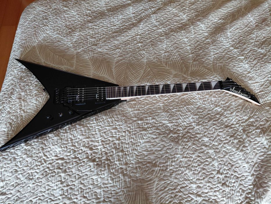Jackson JS32 King V Gloss Black