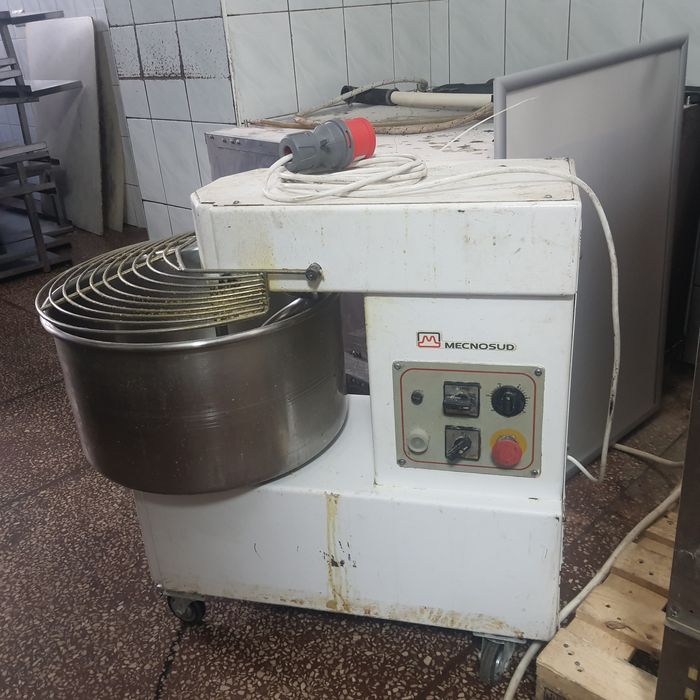 Продам тестомесы,растойки