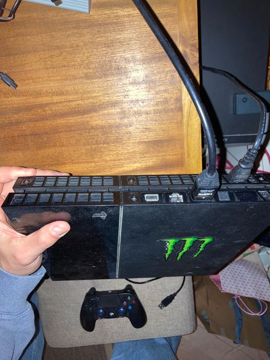 Consola Playstation 4 com 3 comandos