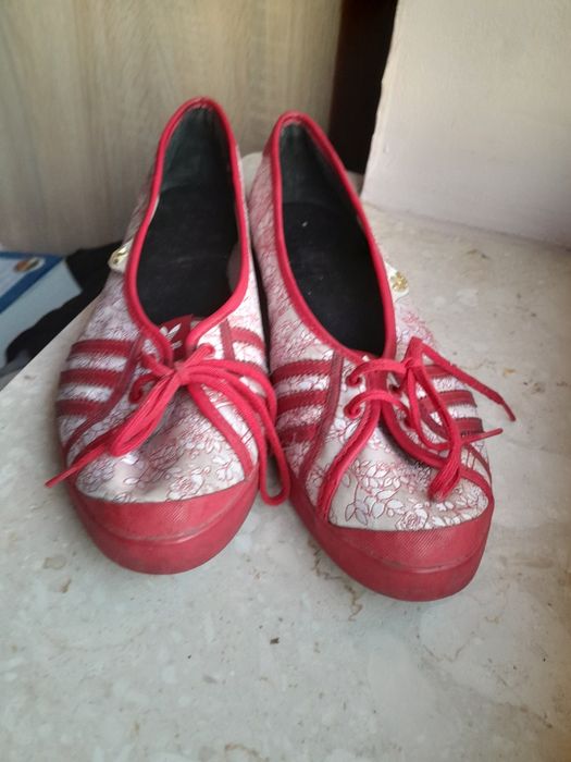 Sprzedam używany archiwalny model Adidas Adria w wersji Ballet Flats (