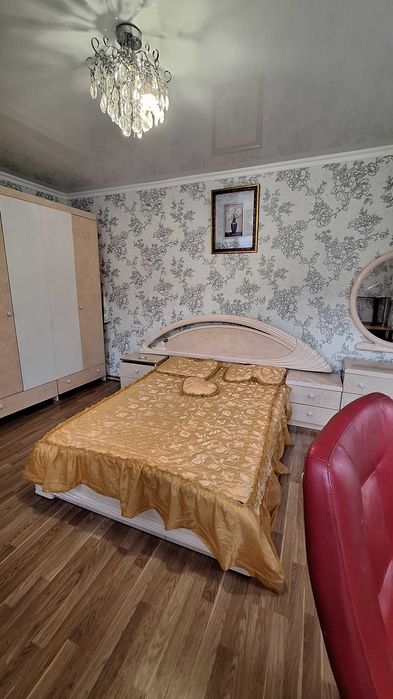 Продам дом в центре поселка Великодолинское.