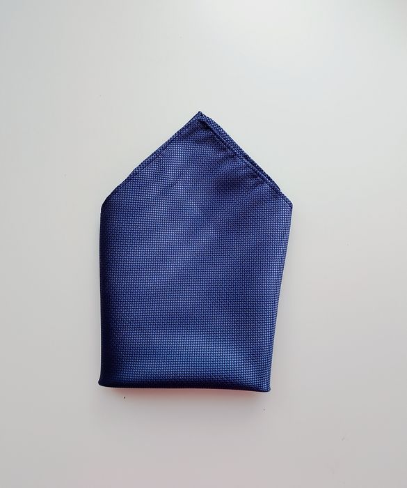 Jedwabna granatowa poszetka 100% silk
Wymiary 25×25 cm